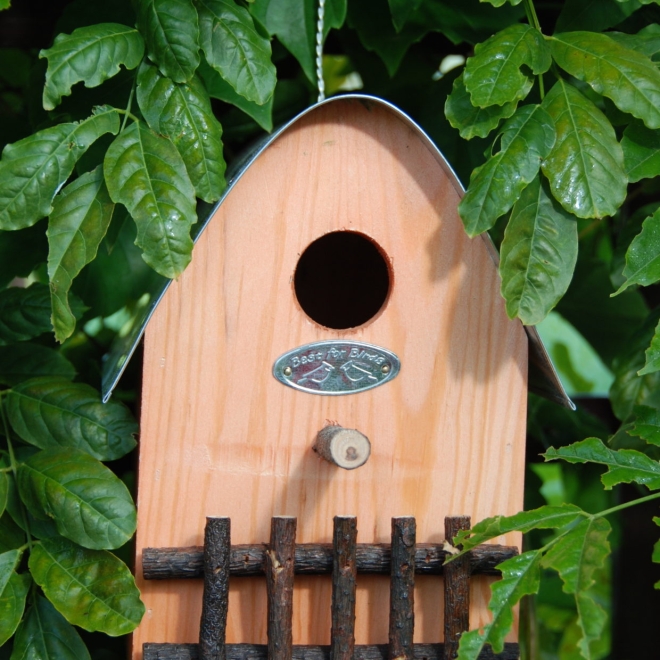 Esschert Design Nistkasten Haus mit Zaun, Vogelhaus, Brutkasten, farblich sortiert, NKH